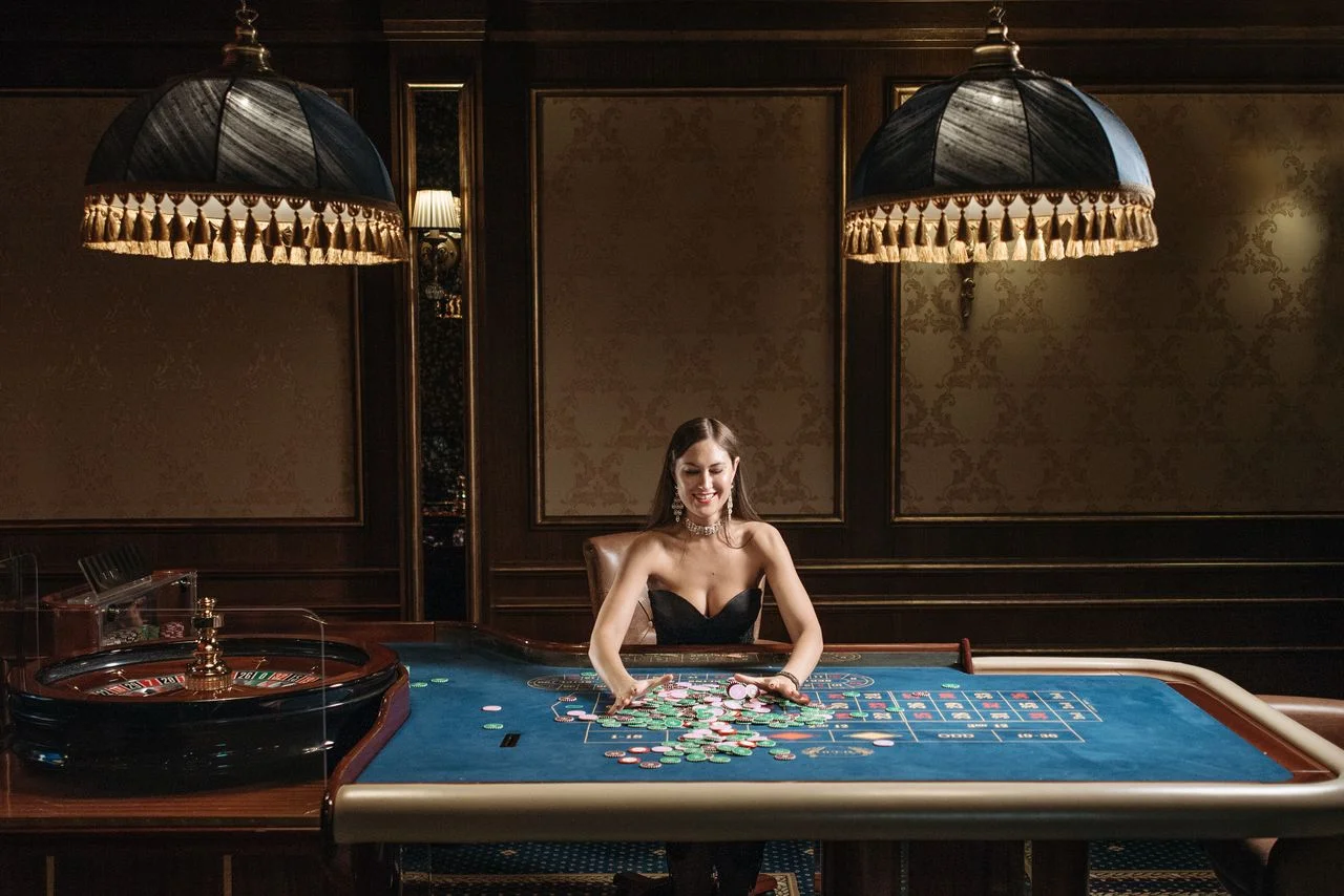 So sánh chiến thuật và tâm lý đấu trí tại Poker uu88bet
